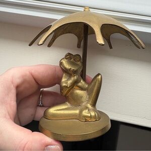 Vintage | Brass MCM Frog with Umbrella Figurine
🐸 ☂️ spring cottage core grandma